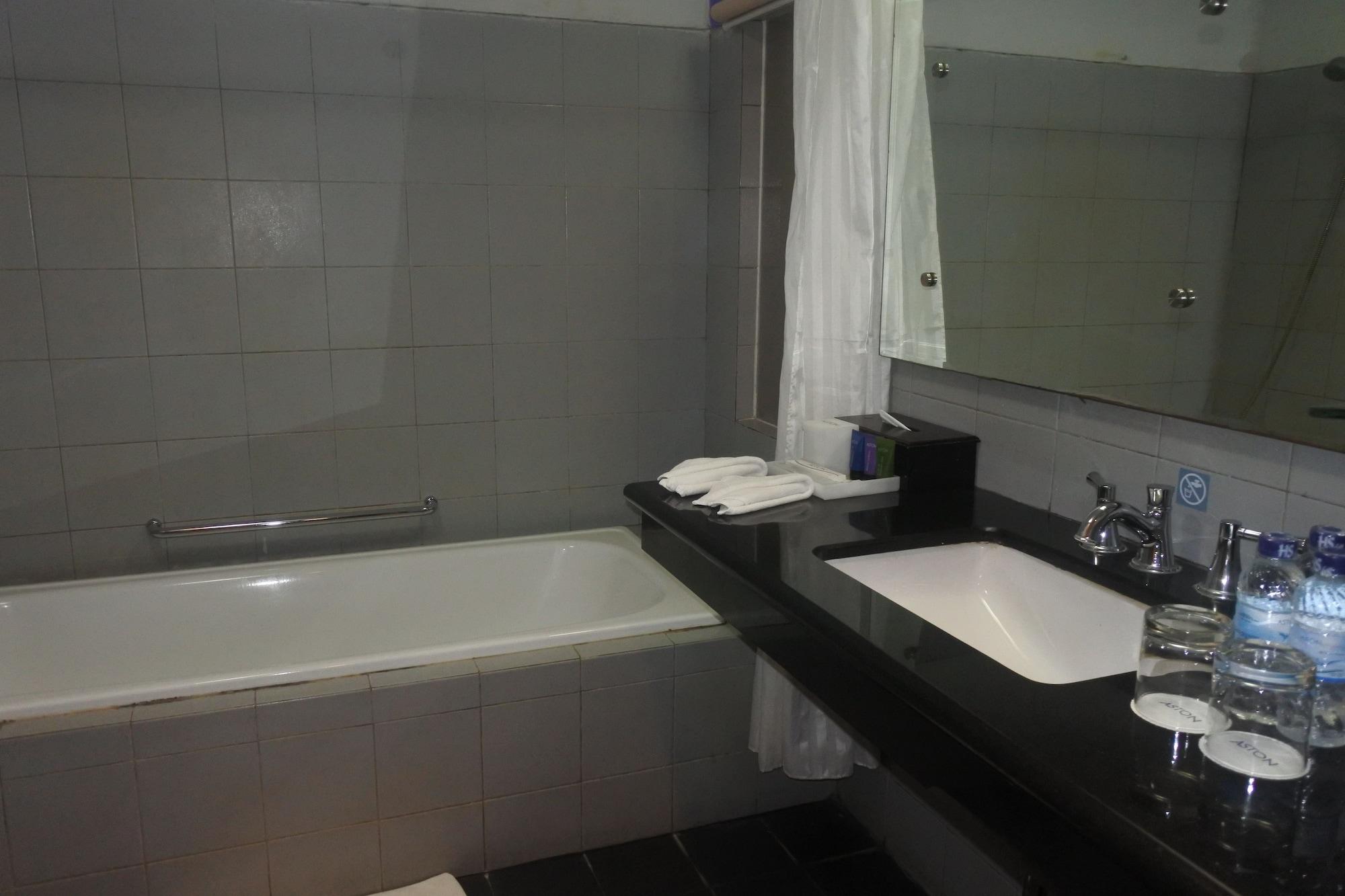 Aston Ketapang City Hotel Esterno foto