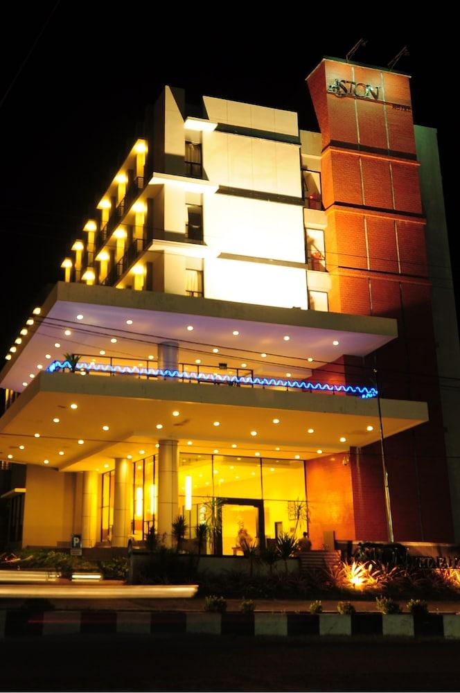 Aston Ketapang City Hotel Esterno foto